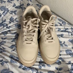 Selling shoes the brand is reedbok the size is 9 in woman’s tan or beige